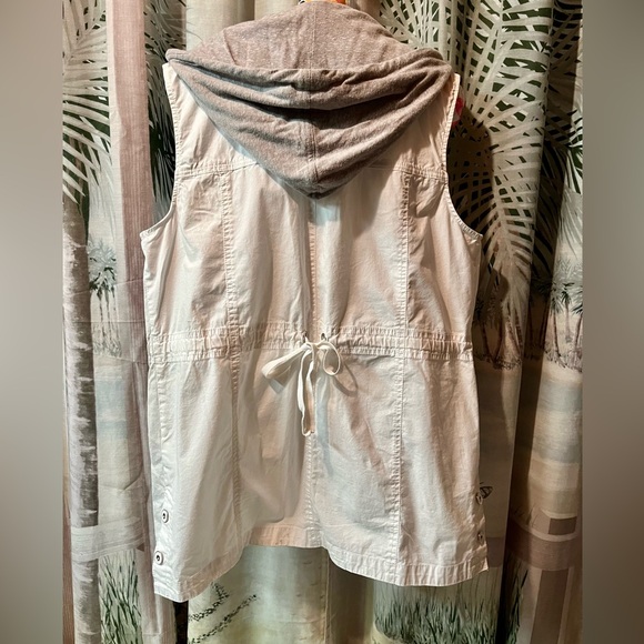 White Lightweight Vest w/ Removable Hood - Picture 4 of 5